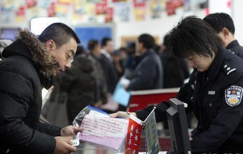 本人是北京人想先买车上外地牌照等北京的号摇下来以后在换成北京的...